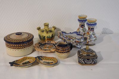 plusieurs types de poteries différentes sur une table