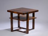l'image d'une petite table en bois surmontée d'une étagère