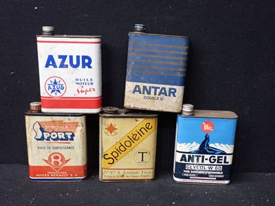 Plusieurs boîtes contenant différents types d'huile sont posées sur une surface noire.