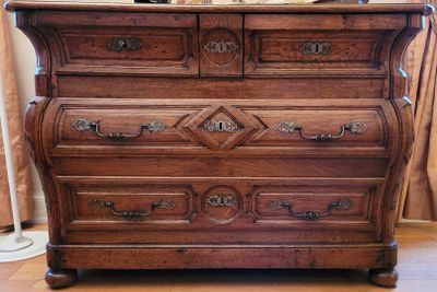 COMMODE tombeau en chêne ouvrant par 4 tiroirs sur trois ran… - Photo 1