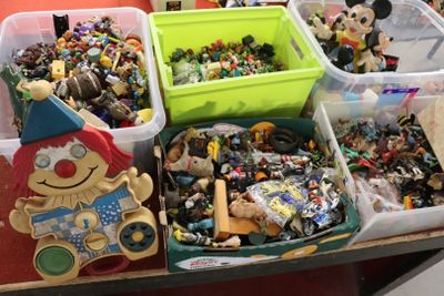 une table sur laquelle sont posés de nombreux jouets