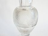 un vase en verre transparent posé sur une table