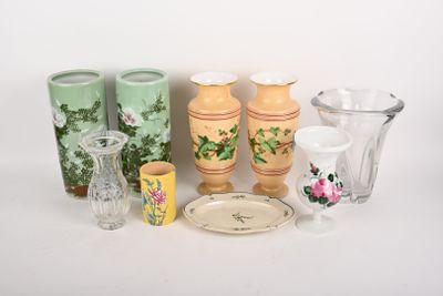 de nombreux vases et verres de toutes sortes posés sur une table