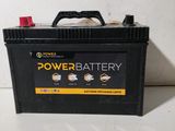un boîtier de batterie noir et jaune posé sur une table blanche
