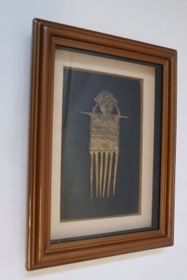 a picture of a picture of a comb on the wall