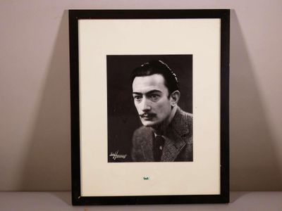 photographie en noir et blanc d'un homme en costume et cravate