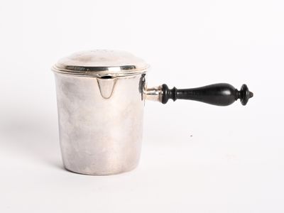 une image représentant une coupe en argent munie d'une anse, sur fond blanc