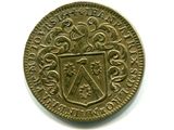 Gros plan sur une pièce de monnaie portant des armoiries