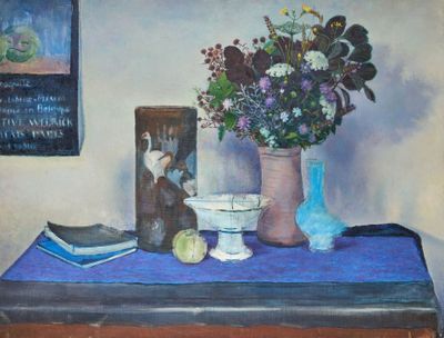 un tableau représentant un vase de fleurs et une photo posée sur une table