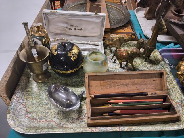 Lot d'objets de vitrine et divers