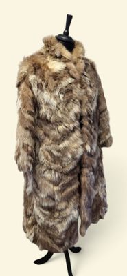 une image d'un manteau de fourrure sur un mannequin