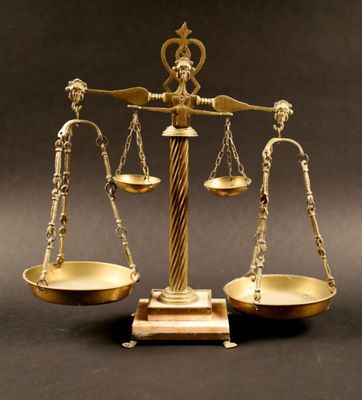 Balance double en laiton, à fût de forme torse, reposant sur…