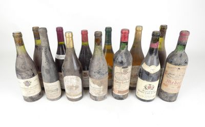 plusieurs bouteilles de vin sont alignées sur une surface blanche