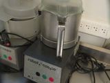 un blender et un mixeur posés sur un comptoir