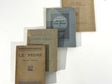 plusieurs livres sont empilés sur une surface blanche