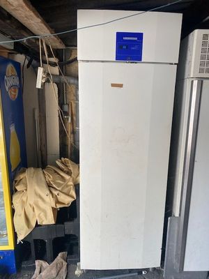 deux réfrigérateurs et un congélateur dans un garage