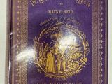 un livre violet orné d'une inscription dorée, posé sur une table
