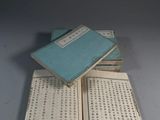 plusieurs livres sont empilés sur une table