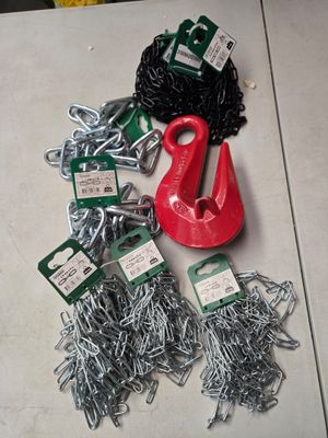 de nombreux types de crochets et de chaînes éparpillés par terre