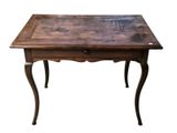 l'image d'une table en bois avec un tiroir en dessous