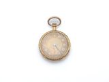 montre de poche posée sur une surface blanche, sur fond blanc