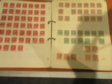 un livre ouvert avec des timbres, posé sur une table
