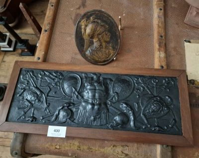 une plaque sur laquelle figure la photo d'un homme et d'une femme