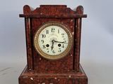 une petite horloge posée sur une table
