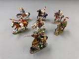 sept figurines représentant des hommes à cheval sur un fond blanc