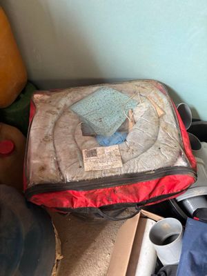 un bagage posé par terre à côté d'autres objets