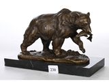 sculpture en bronze représentant un ours tenant un poisson dans la gueule