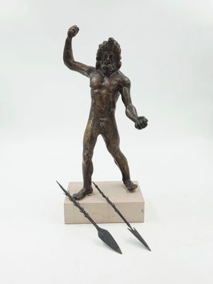 statue en bronze représentant un homme tenant une lance et un arc