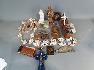 beaucoup d'objets religieux sur la table
