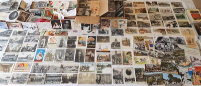 beaucoup de vieilles cartes postales sur la table