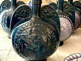 de nombreux vases bleus alignés sur une table