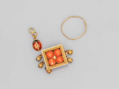 une photo d'un pendentif en or et corail et d'une paire de boucles d'oreilles