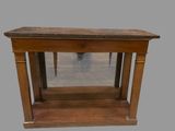 une vieille table en bois avec un plateau en marbre sur fond gris