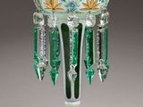 un vase vert et blanc orné de fleurs