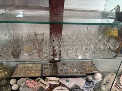 une vitrine contenant de nombreux objets en verre