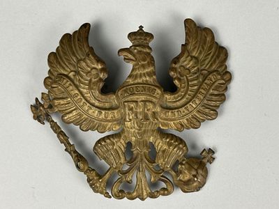un aigle doré coiffé d'une couronne