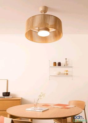 une table et des chaises dans une pièce éclairée par une lampe suspendue au plafond