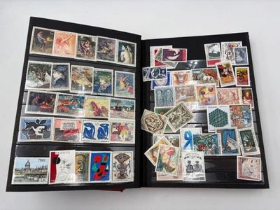 un dossier noir orné de timbres et d'une photo d'un bâtiment