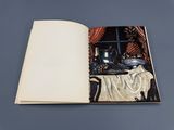 un livre ouvert sur lequel on voit une table avec des vases posés dessus