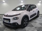 la citrole blanche est garee sur un carrelage en damier