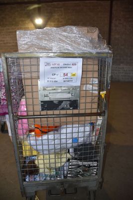 un chariot en métal contenant tout un tas d'objets
