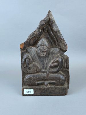 une image représentant la statue d'un homme avec un oiseau sur la tête