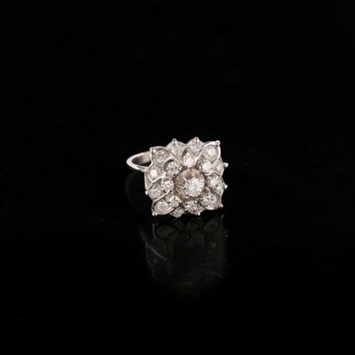 Bague en or gris 18k (750e), stylisant une fleur, le pistil … - Photo 1
