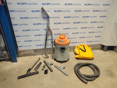un aspirateur et d'autres outils posés par terre devant un mur