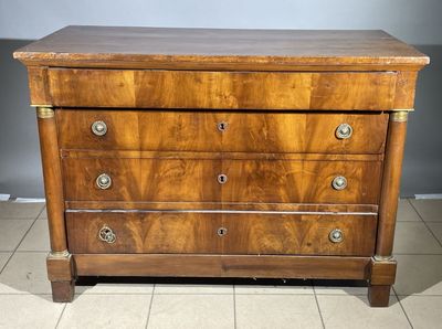 une commode en bois posée sur un sol carrelé