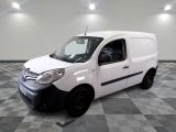 la photo d'une camionnette blanche sur un sol en damier